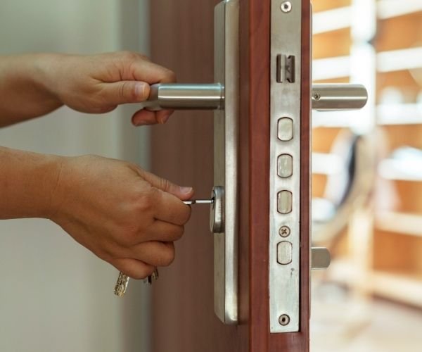 Serrurier ouvre une porte avec la clé — intervention non destructive