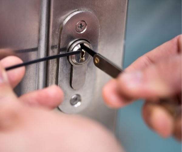 Ouverture de porte non destructive avec outils professionnels